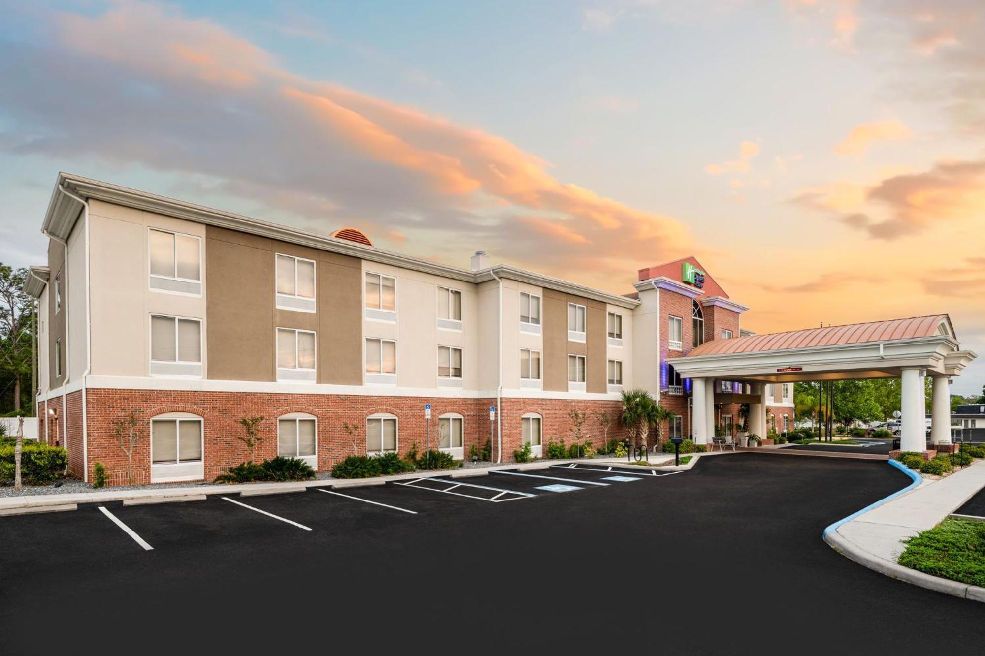 Holiday Inn Express - Spring Hill By Ihg Bagian luar foto