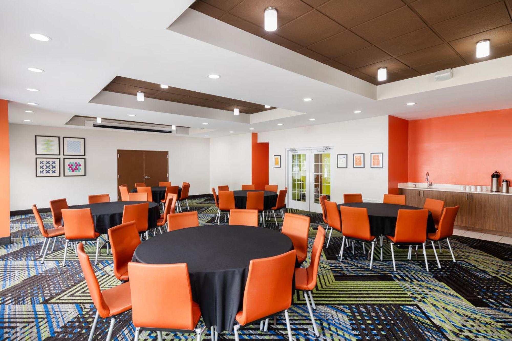 Holiday Inn Express - Spring Hill By Ihg Bagian luar foto
